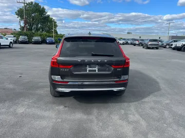 2023 Volvo XC60 - image 7