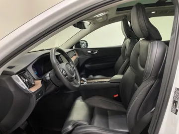 2023 Volvo XC60 - image 3