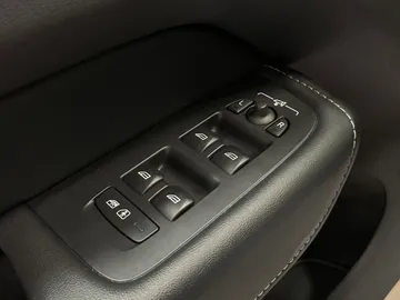2023 Volvo XC60 - image 25