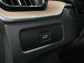 2023 Volvo XC60 - image 32