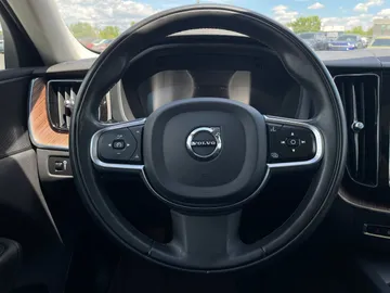 2021 Volvo XC60 - image 17