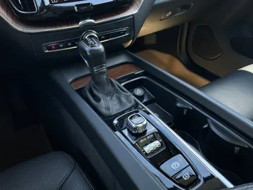 2021 Volvo XC60 - image 27