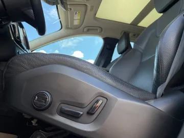 2021 Volvo XC60 - image 24