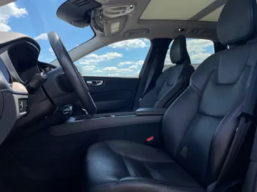 2021 Volvo XC60 - image 3
