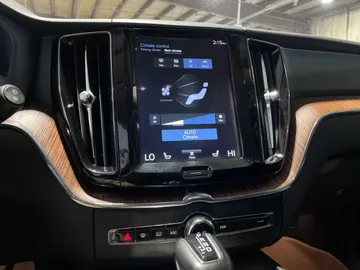 2021 Volvo XC60 - image 22