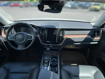 2021 Volvo XC60 - image 4