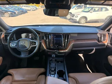 2021 Volvo XC60 - image 9