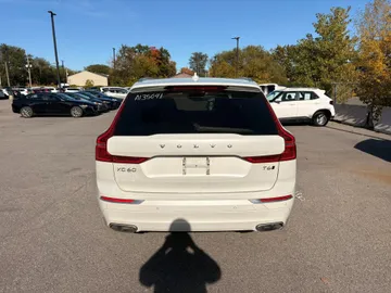 2021 Volvo XC60 - image 4