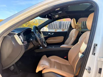 2021 Volvo XC60 - image 8