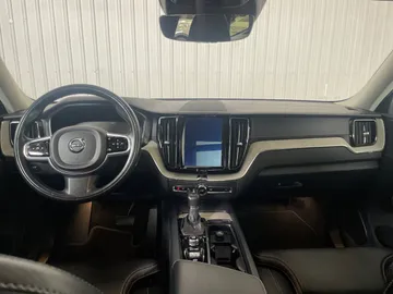 2019 Volvo XC60 - image 4
