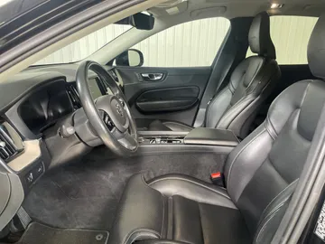 2019 Volvo XC60 - image 3