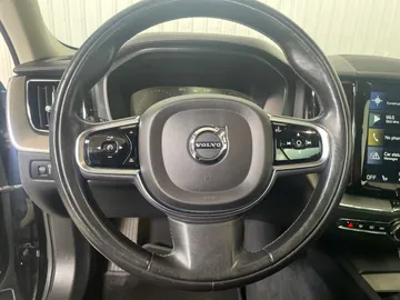 2019 Volvo XC60 - image 18