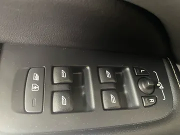 2019 Volvo XC60 - image 28