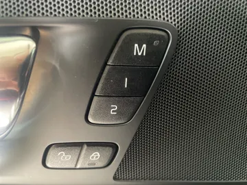 2019 Volvo XC60 - image 21
