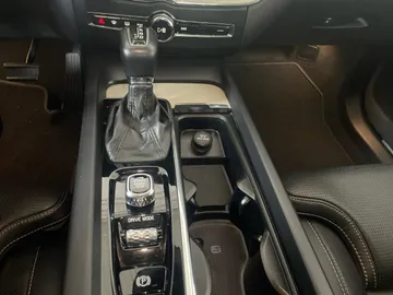 2019 Volvo XC60 - image 27