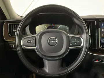 2021 Volvo XC60 - image 19
