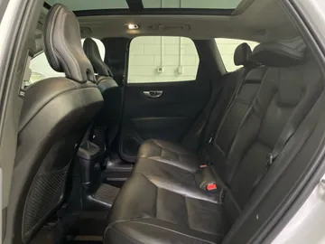 2021 Volvo XC60 - image 16