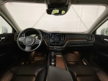 2021 Volvo XC60 - image 4