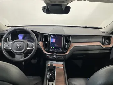 2022 Volvo XC60 Recharge - image 4