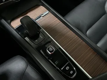2022 Volvo XC60 Recharge - image 28