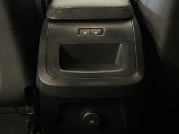 2022 Volvo XC60 Recharge - image 32