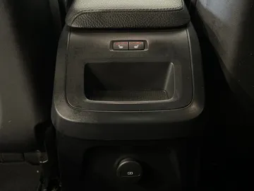 2022 Volvo XC60 Recharge - image 32