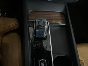 2022 Volvo XC60 Recharge - image 32