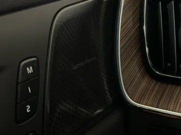 2022 Volvo XC60 Recharge - image 27