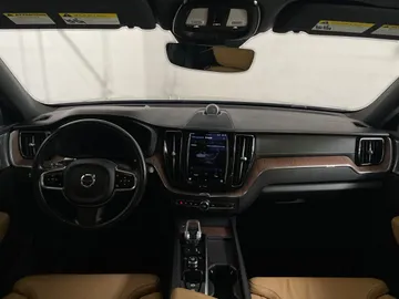 2022 Volvo XC60 Recharge - image 4
