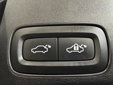2022 Volvo XC60 Recharge - image 22