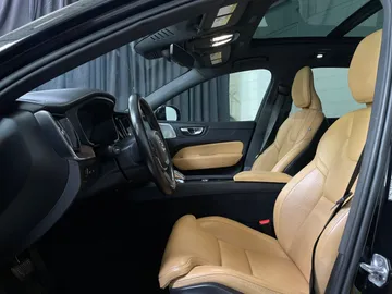 2022 Volvo XC60 Recharge - image 3