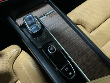 2022 Volvo XC60 Recharge - image 31