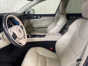 2022 Volvo XC60 Recharge - image 3
