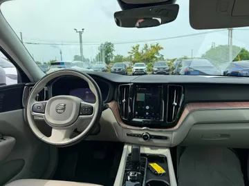 2022 Volvo XC60 Recharge - image 9