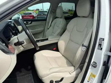 2022 Volvo XC60 Recharge - image 11