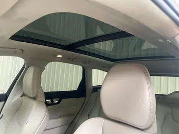 2022 Volvo XC60 Recharge - image 6