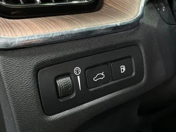 2022 Volvo XC60 Recharge - image 32