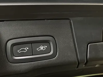 2022 Volvo XC60 Recharge - image 35