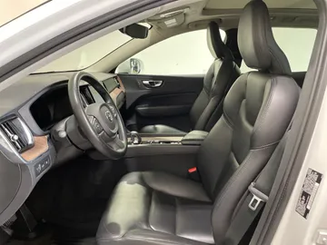 2022 Volvo XC60 Recharge - image 3