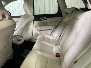 2022 Volvo XC60 Recharge - image 16