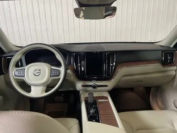 2022 Volvo XC60 Recharge - image 4