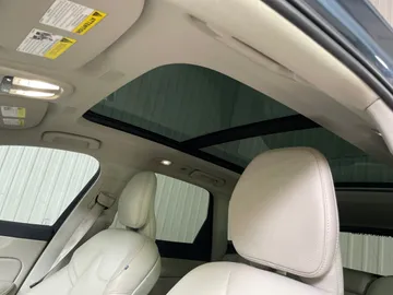2022 Volvo XC60 Recharge - image 6