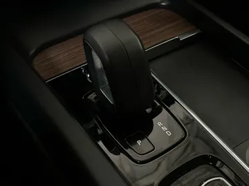 2022 Volvo XC60 Recharge - image 32