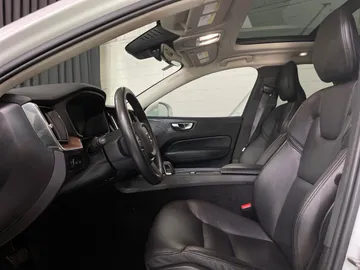 2022 Volvo XC60 Recharge - image 3