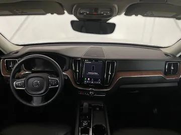 2022 Volvo XC60 Recharge - image 4
