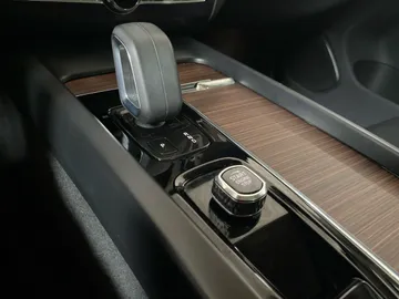2022 Volvo XC60 Recharge - image 29