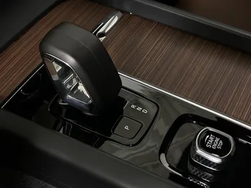2024 Volvo XC60 - image 32