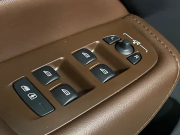 2024 Volvo XC60 - image 25