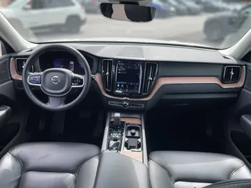 2024 Volvo XC60 - image 4