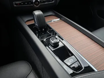 2024 Volvo XC60 - image 28